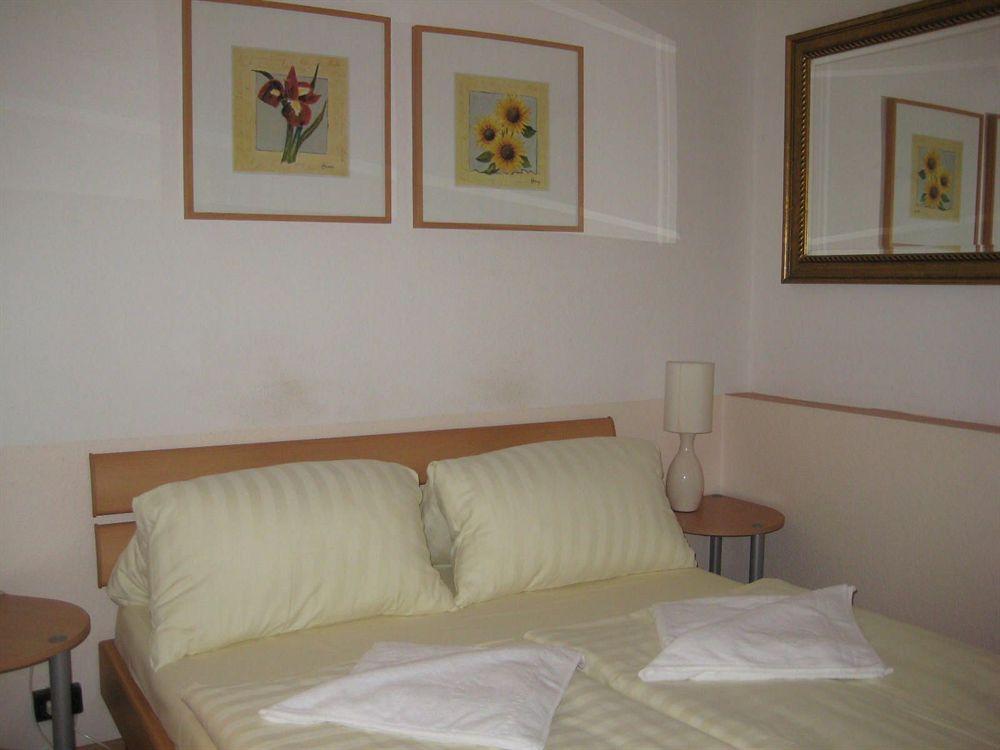 Hotel Pension Waizenegger Am Kurfuerstendamm Berlin Luaran gambar