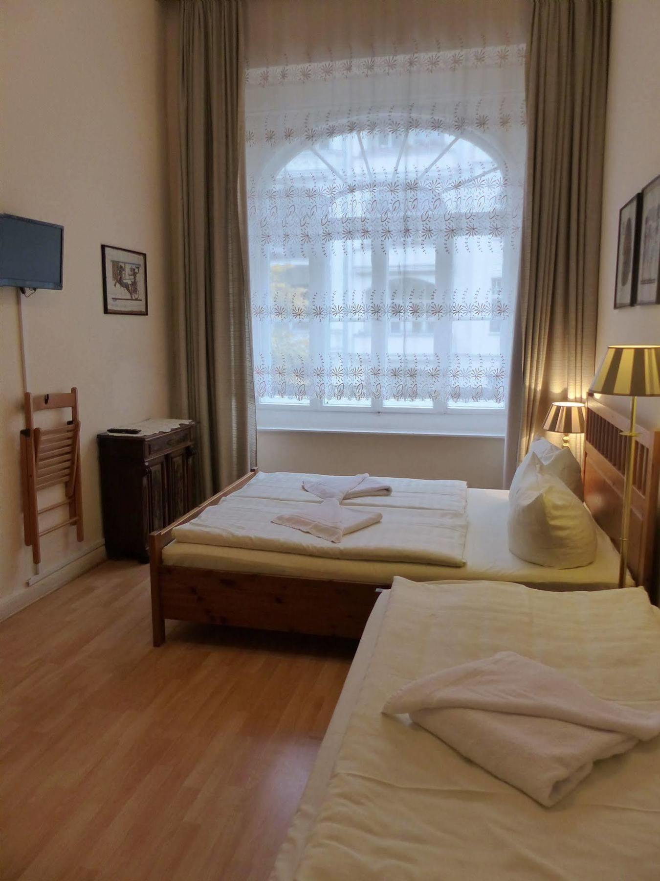 Hotel Pension Waizenegger Am Kurfuerstendamm Berlin Luaran gambar
