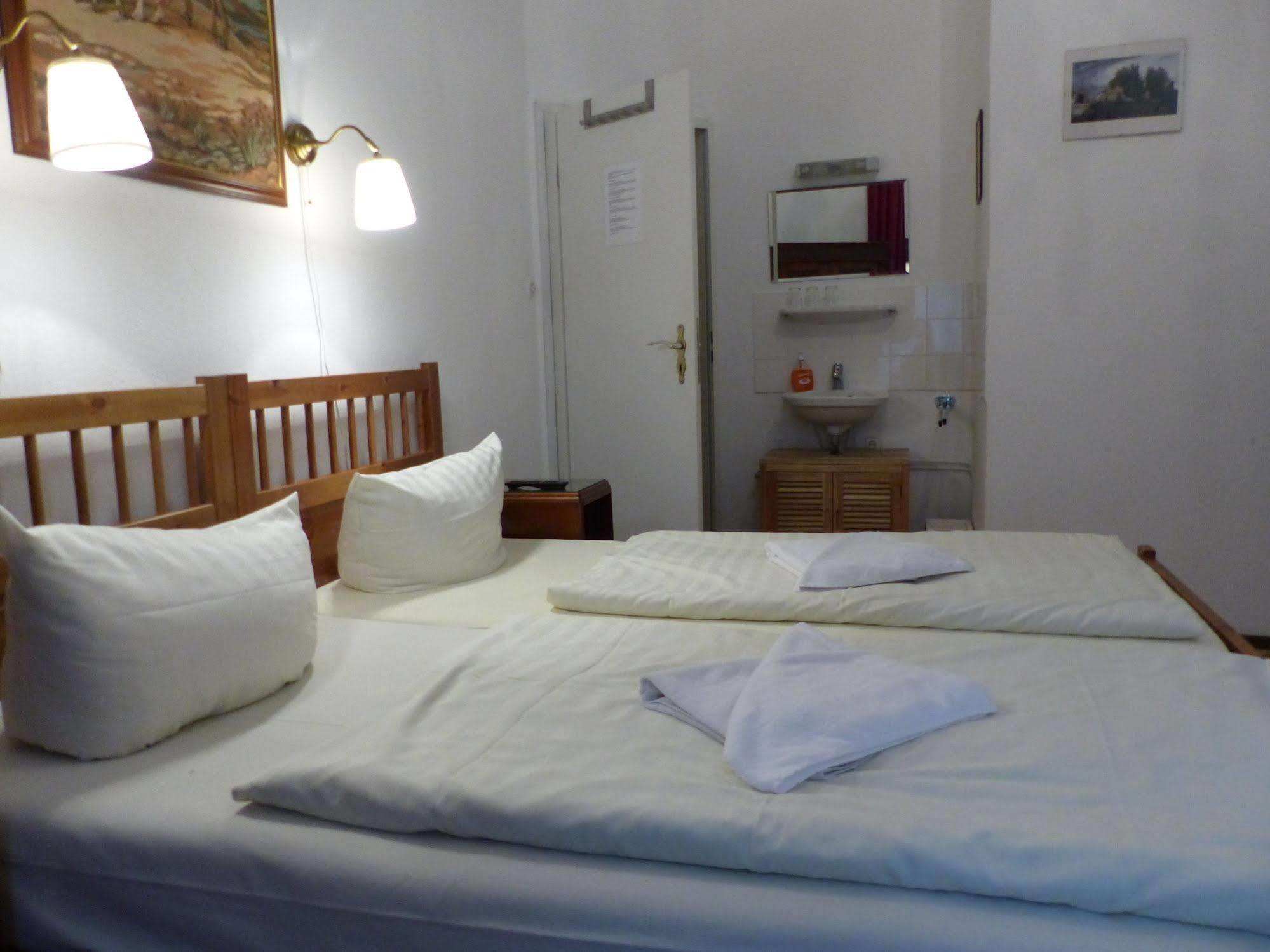 Hotel Pension Waizenegger Am Kurfuerstendamm Berlin Luaran gambar